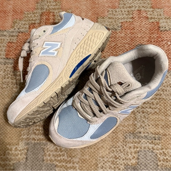 New Balance 2002R Sneakers in Sandstone Timberwolf - Picture 1 of 8